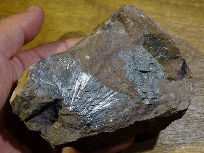 Pyrolusite, spécimen brut - 130 mm x 90 x 65 - 705 gr.