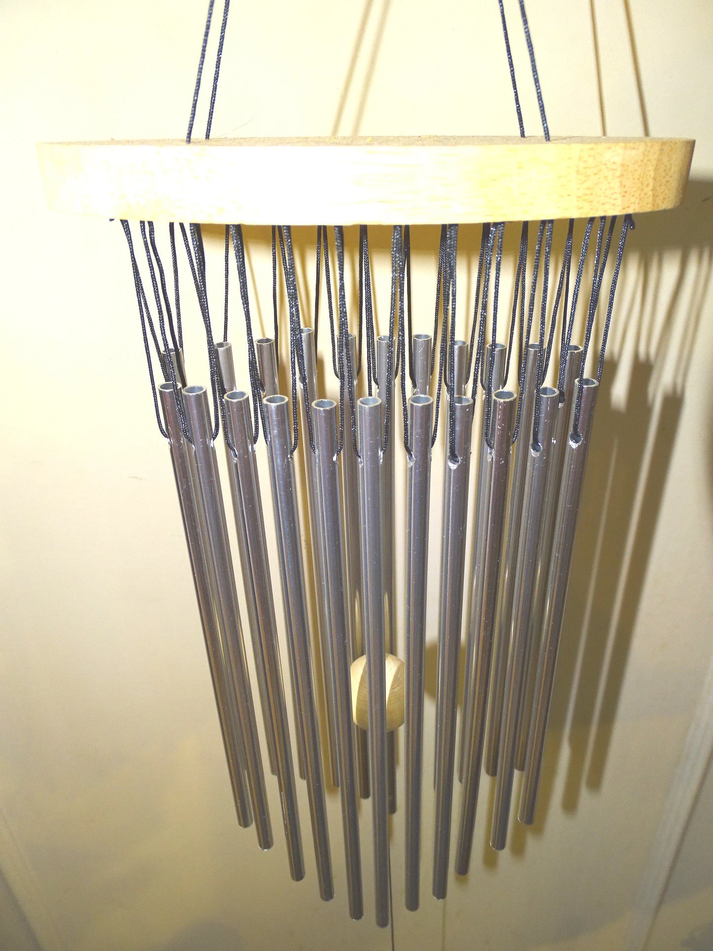 Carillon à vent a "22 tubes" qui forment une gamme musicale harmonieuse et très riche ! 40 cm - 222 g. Une superbe réalisation !