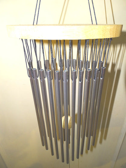 Carillon à vent a "22 tubes" qui forment une gamme musicale harmonieuse et très riche ! 40 cm - 222 g. Une superbe réalisation !