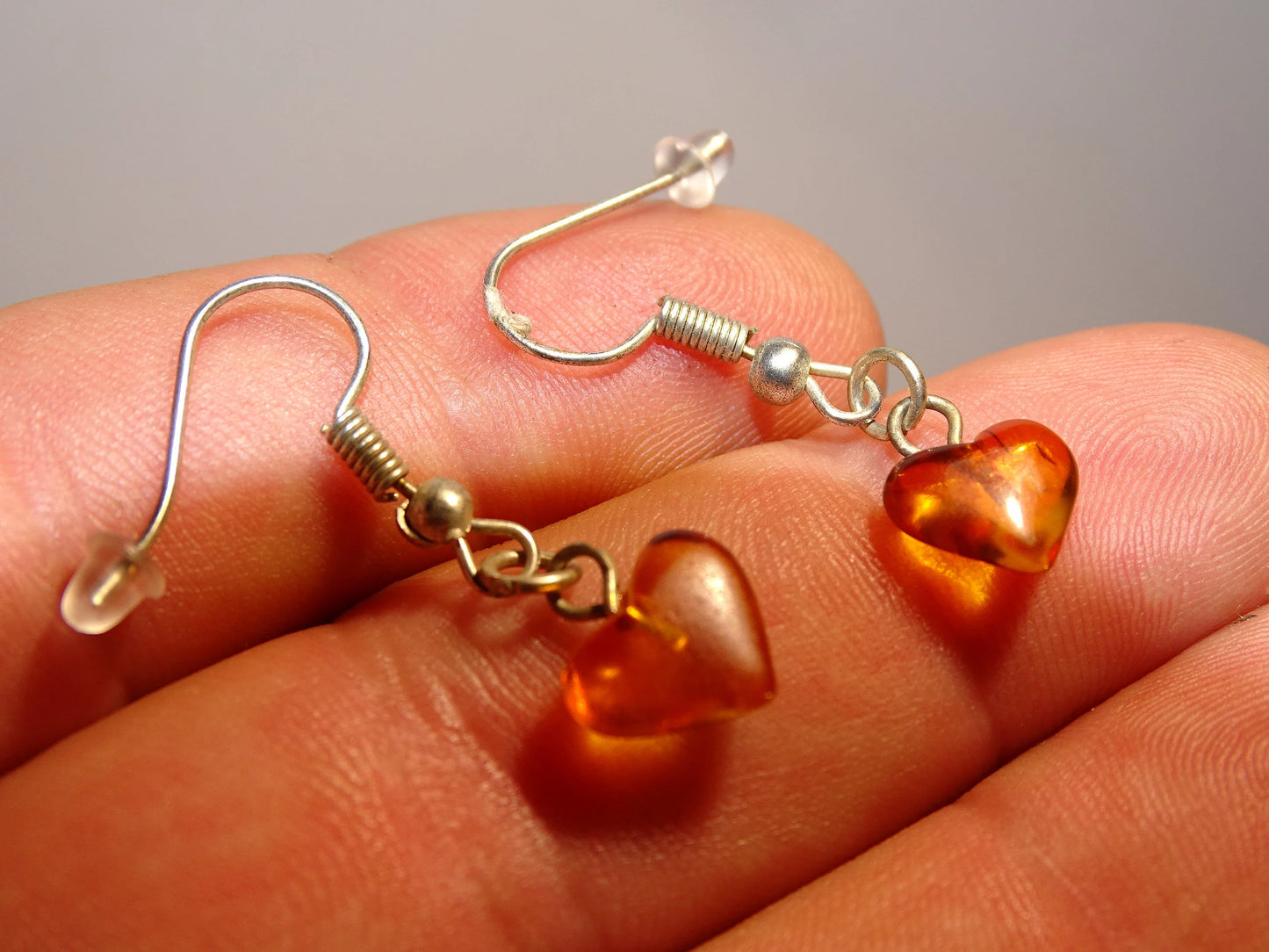 Boucles d'oreilles en Ambre, qualité A à AA, montées par "Gem & Zen". Vendu en finition Argent, laiton ton Argent ou doré + options pour des choix de montures, parfait !