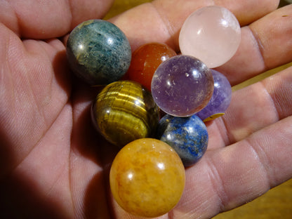 Set de 7 sphères/ 7 chakras, en pierres de 20mm de diamètre, un kit parfait pour la lithothérapie, collection, exposition...!