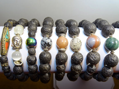 Bracelet, collection n°5 'pierre de lave', perles de 8mm - 17 à 21 cm. Fait main par Zen Curiosity !