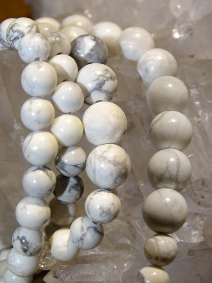 Howlite, perles rondes de 4, 6, 8 ou 10 mm. Vendu en fil de perle 38/39 cm, en bracelet de 17 à 21cm, en collier de 45 ou sautoir de 60cm. Qualité AA à AAA !