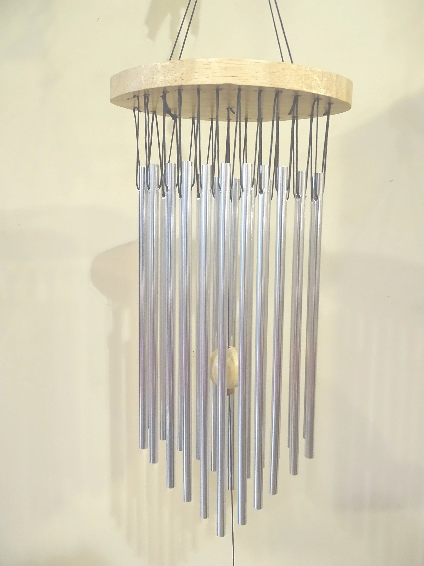 Carillon à vent a "22 tubes" qui forment une gamme musicale harmonieuse et très riche ! 40 cm - 222 g. Une superbe réalisation !