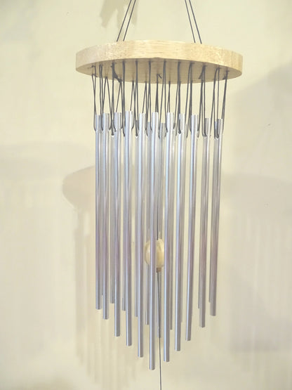 Carillon à vent a "22 tubes" qui forment une gamme musicale harmonieuse et très riche ! 40 cm - 222 g. Une superbe réalisation !