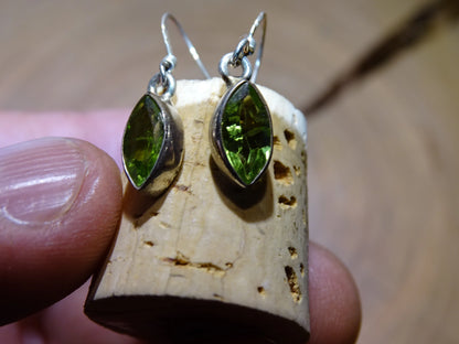 Boucles d'oreilles en Péridot, qualité A à AA. Vendu en finition Argent, une véritable paire de merveilles, parfait !