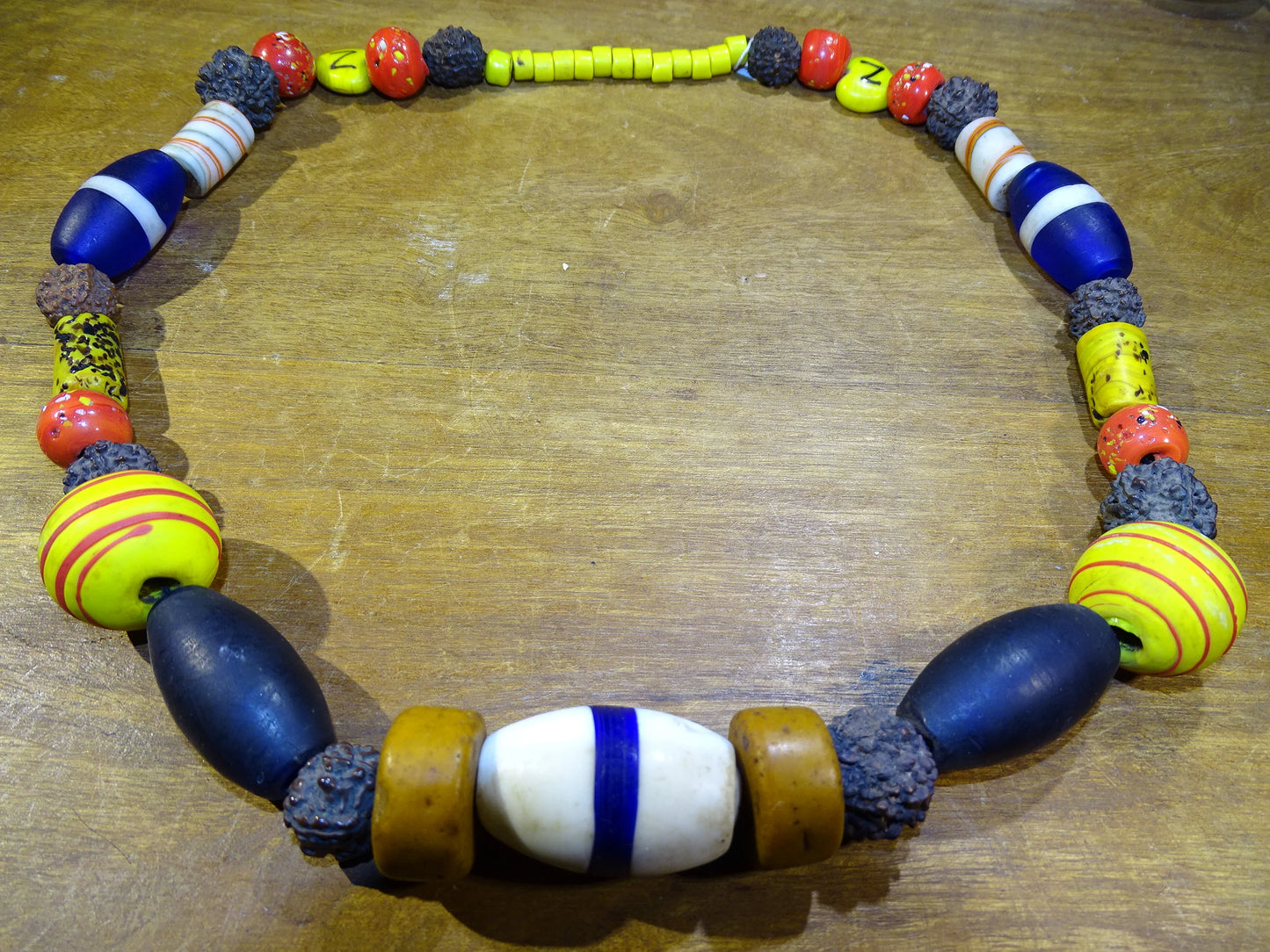 Collier népalais de 60 cm, perles multicolores en verre et terre cuite, superbe pièce !