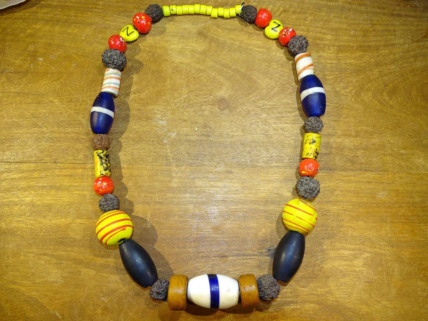 Collier népalais de 60 cm, perles multicolores en verre et terre cuite, superbe pièce !