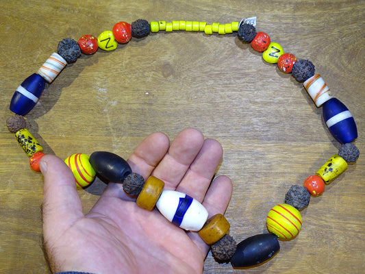 Collier népalais de 60 cm, perles multicolores en verre et terre cuite, superbe pièce !