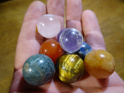 Set de 7 sphères/ 7 chakras, en pierres de 20mm de diamètre, un kit parfait pour la lithothérapie, collection, exposition...!