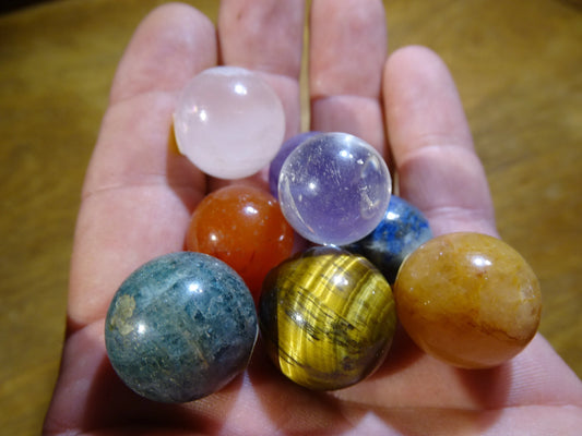 Set de 7 sphères/ 7 chakras, en pierres de 20mm de diamètre, un kit parfait pour la lithothérapie, collection, exposition...!