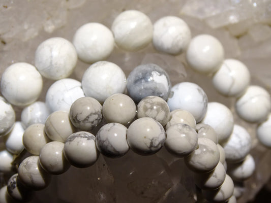 Howlite, perles rondes de 4, 6, 8 ou 10 mm. Vendu en fil de perle 38/39 cm, en bracelet de 17 à 21cm, en collier de 45 ou sautoir de 60cm. Qualité AA à AAA !