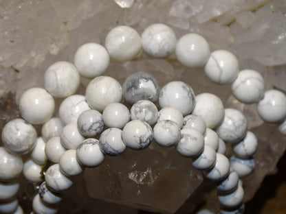 Howlite, perles rondes de 4, 6, 8 ou 10 mm. Vendu en fil de perle 38/39 cm, en bracelet de 17 à 21cm, en collier de 45 ou sautoir de 60cm. Qualité AA à AAA !