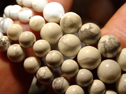 Howlite, perles rondes de 4, 6, 8 ou 10 mm. Vendu en fil de perle 38/39 cm, en bracelet de 17 à 21cm, en collier de 45 ou sautoir de 60cm. Qualité AA à AAA !