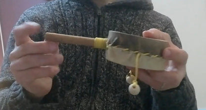 Damaru tibétain – Tambour rituel bouddhiste fait main en France, plusieurs tailles au choix : 10, 20 ou 30 cm