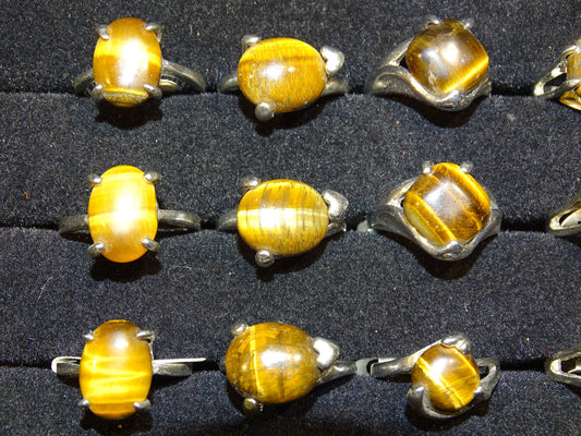 Bague en Œil de tigre, sélection de divers modèles au choix. Faites en laiton couleur Argent. Superbe pierre aux reflets irisés ! Taille repérées de 53 à 61 Fr. (voir photo)