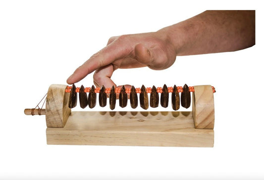 Shaker Guiro en graine sur base plate en bois. Peut également être utilisé comme shaker. Livré avec bâton ! 25 × 6,50 × 7 cm - 0,25 g !