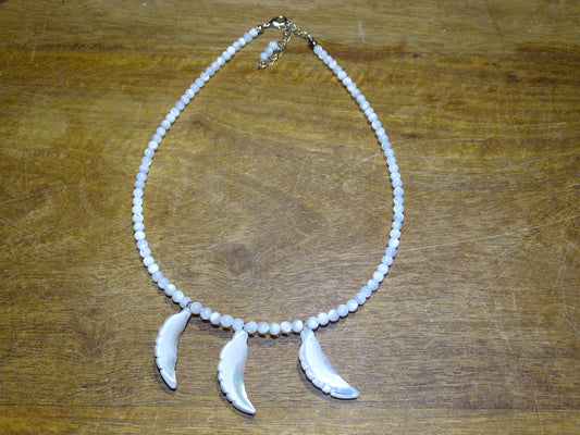 Nacre, collier de 42 centimètres avec plumes. Perles rondes de 6 millimètres, montées sur fil d'acier de haute résistance, fait par Gem & Zen !