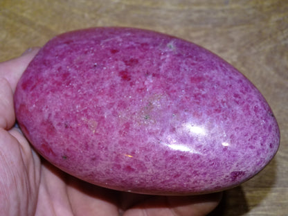 Rhodonite - forme libre - 112 x 81 x 46 mm - 850 gr. - Qualité AA à AAA