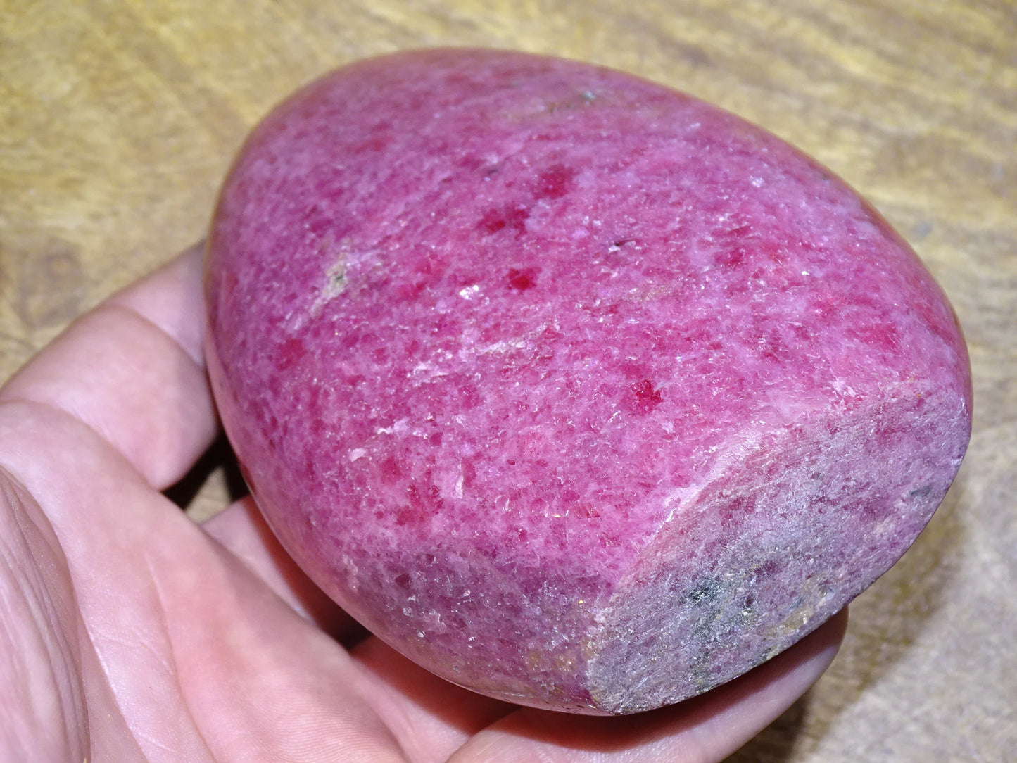 Rhodonite - forme libre - 112 x 81 x 46 mm - 850 gr. - Qualité AA à AAA