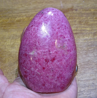 Rhodonite - forme libre - 112 x 81 x 46 mm - 850 gr. - Qualité AA à AAA