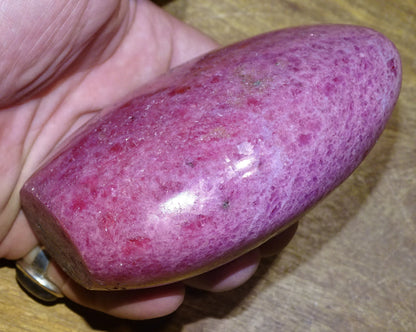 Rhodonite - forme libre - 112 x 81 x 46 mm - 850 gr. - Qualité AA à AAA