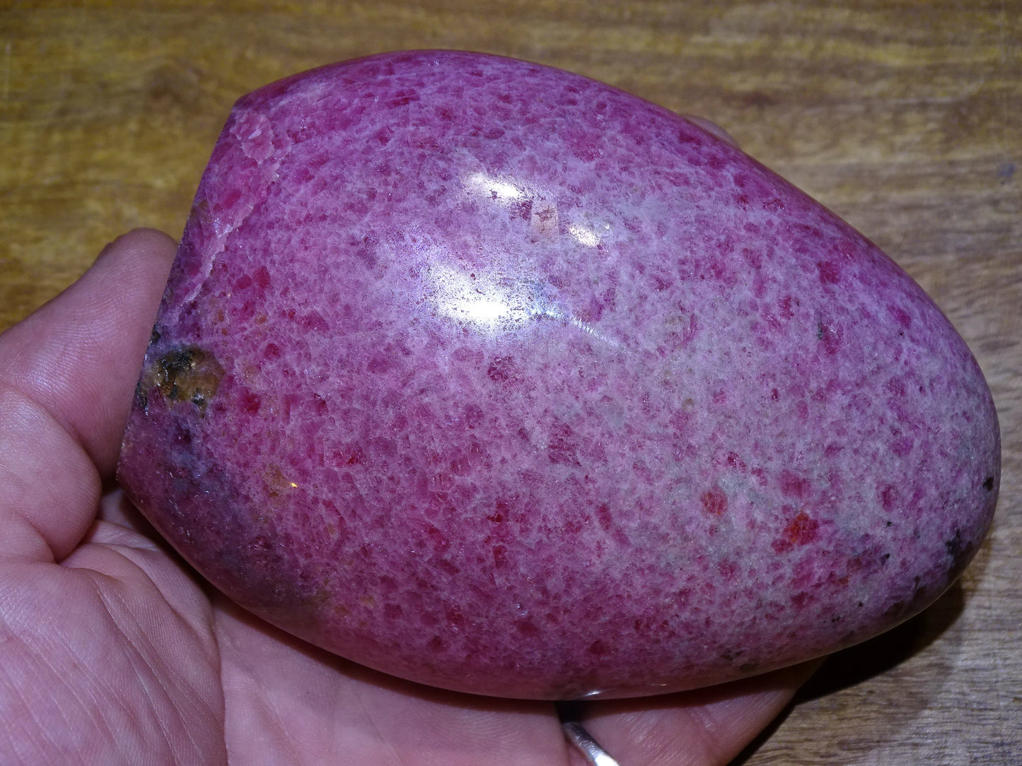 Rhodonite - forme libre - 112 x 81 x 46 mm - 850 gr. - Qualité AA à AAA