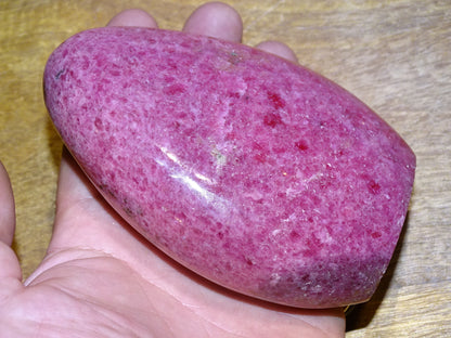 Rhodonite - forme libre - 112 x 81 x 46 mm - 850 gr. - Qualité AA à AAA