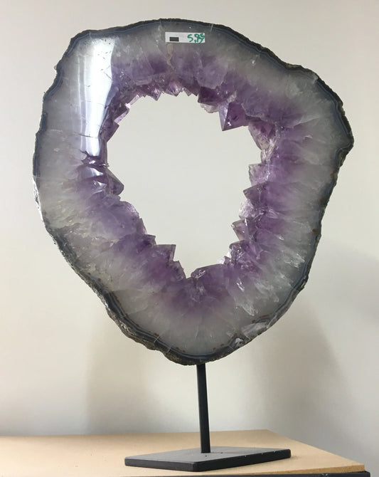 Améthyste, tranche/ anneau de géode, 5.85 kilogrammes - 30 centimètres de diamètre. Vendu avec socle en métal sur mesure. Superbe qualité AA, en provenance du Brésil. Incroyables effets positifs pour vos collections, expositions...parfait !