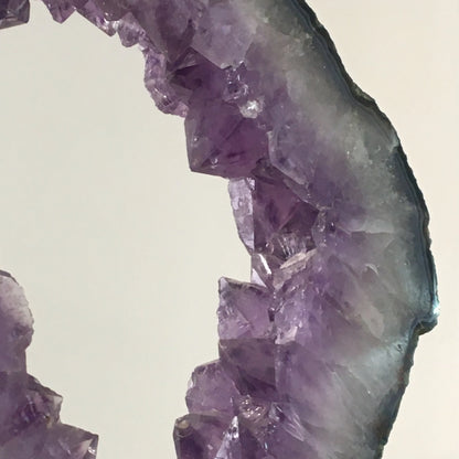 Améthyste, tranche/ anneau de géode, 5.85 kilogrammes - 30 centimètres de diamètre. Vendu avec socle en métal sur mesure. Superbe qualité AA, en provenance du Brésil. Incroyables effets positifs pour vos collections, expositions...parfait !