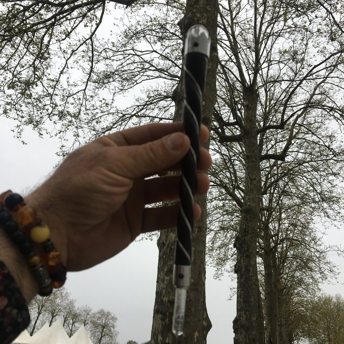 Baguette pour rituel énergétique – Bois de rose, pointe et sphère en cristal de roche, superbe !