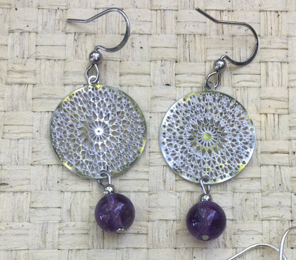 Boucles d'oreilles en Améthyste avec un superbe Mandala en Argent où est suspendue une perle ronde, qualité AA à AAA. Finition Argent 925 !