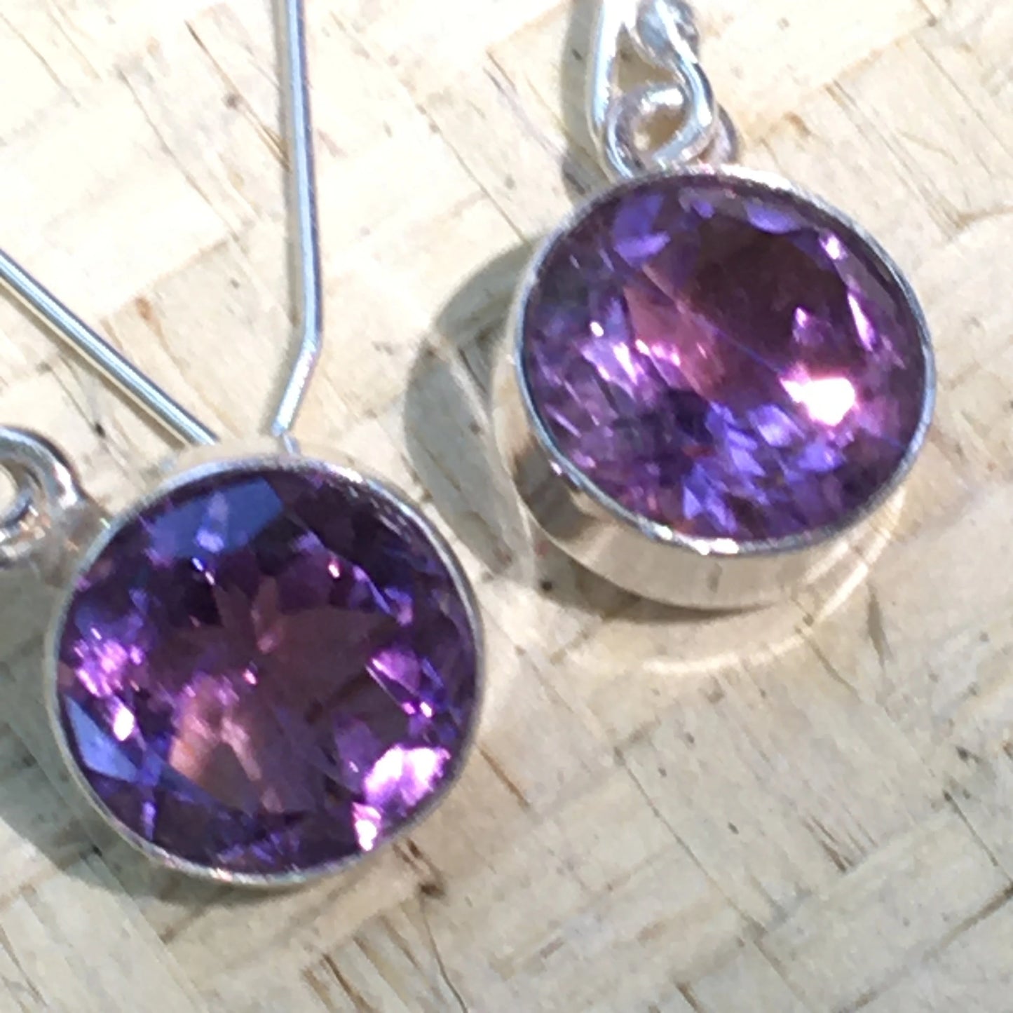 Boucles d'oreilles en Améthyste, cabochon facetté sertis Argent 925, qualité AA à AAA !