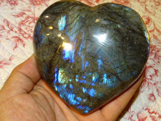 Coeur en labradorite de taille L, 10x10x4cm - 450 gr.. Belles finitions, beaux reflets bleutés, belle pièce !