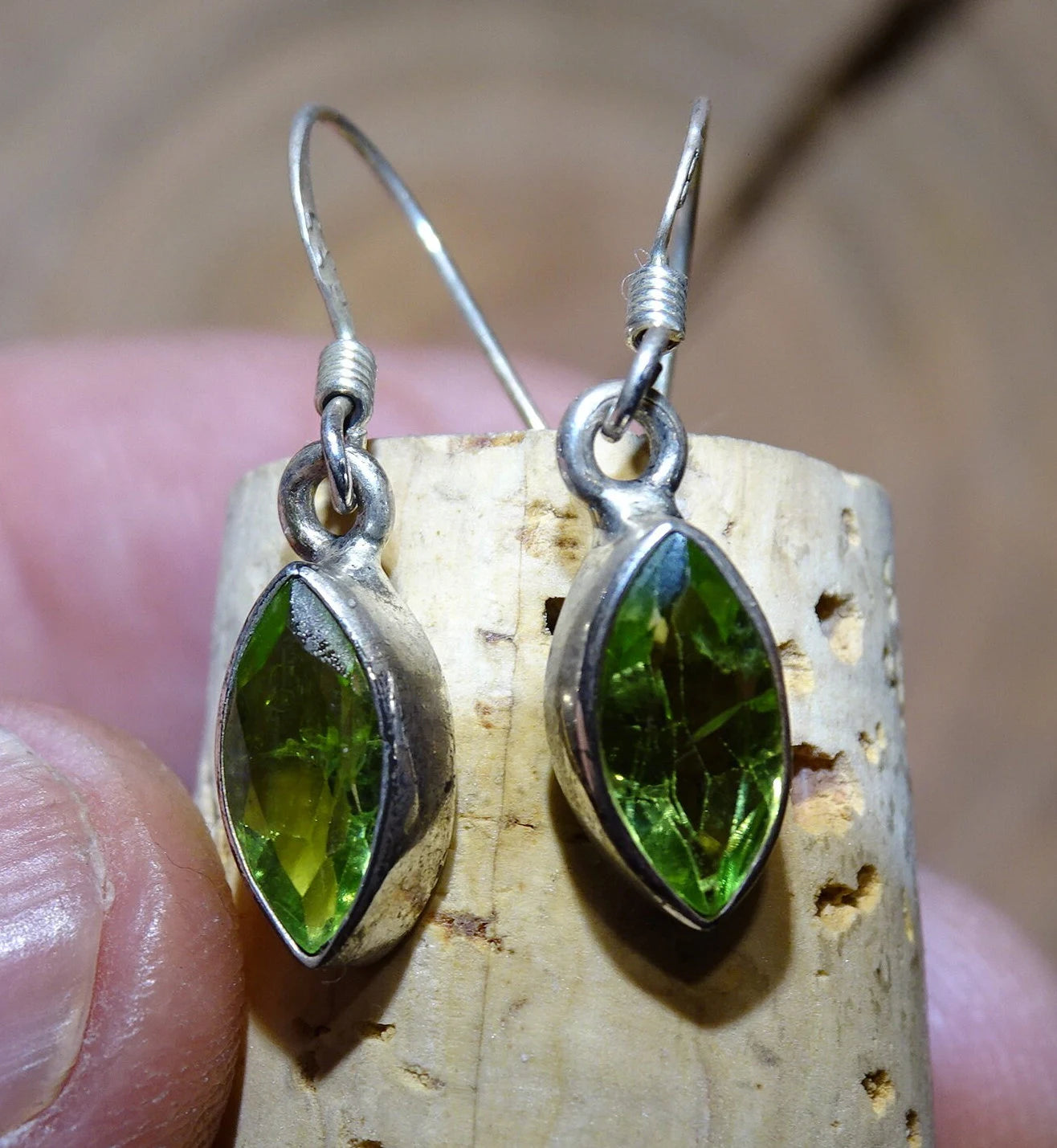 Boucles d'oreilles en Péridot, qualité A à AA. Vendu en finition Argent, une véritable paire de merveilles, parfait !
