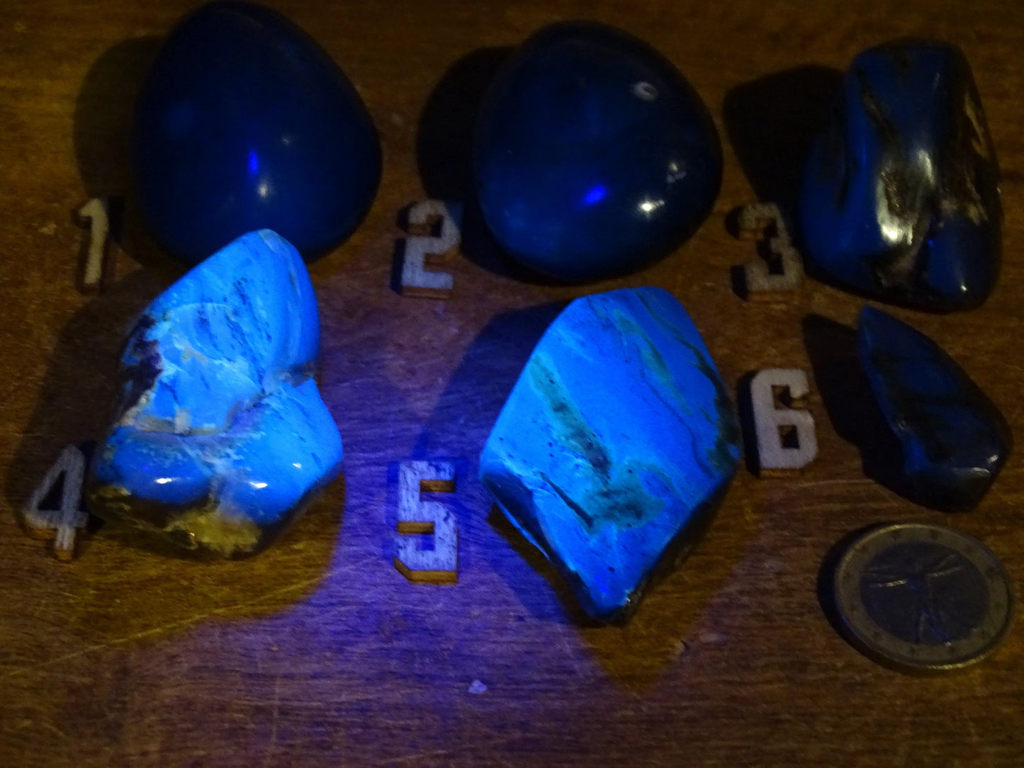 Ambre bleu de Sumatra, sélection de galets polis, couleur 'cerise/ ambre cognac'. Très belle qualité, en transparence vous verrez des reflets rouges ambrés incroyables et un bleu envoutant sous une lampe U.V. !