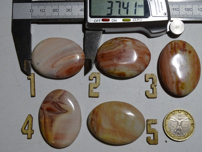 Agate/ Jaspe rose, magnifiques galets de 40 x 30 x 10 mm - 21 grammes environ. Des formes et des couleurs rares et unique !