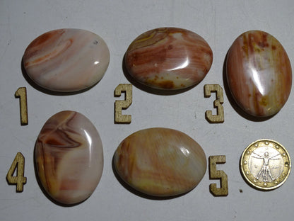 Agate/ Jaspe rose, magnifiques galets de 40 x 30 x 10 mm - 21 grammes environ. Des formes et des couleurs rares et unique !