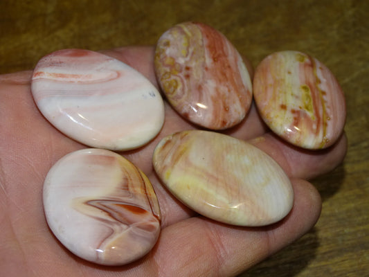 Agate/ Jaspe rose, magnifiques galets de 40 x 30 x 10 mm - 21 grammes environ. Des formes et des couleurs rares et unique !