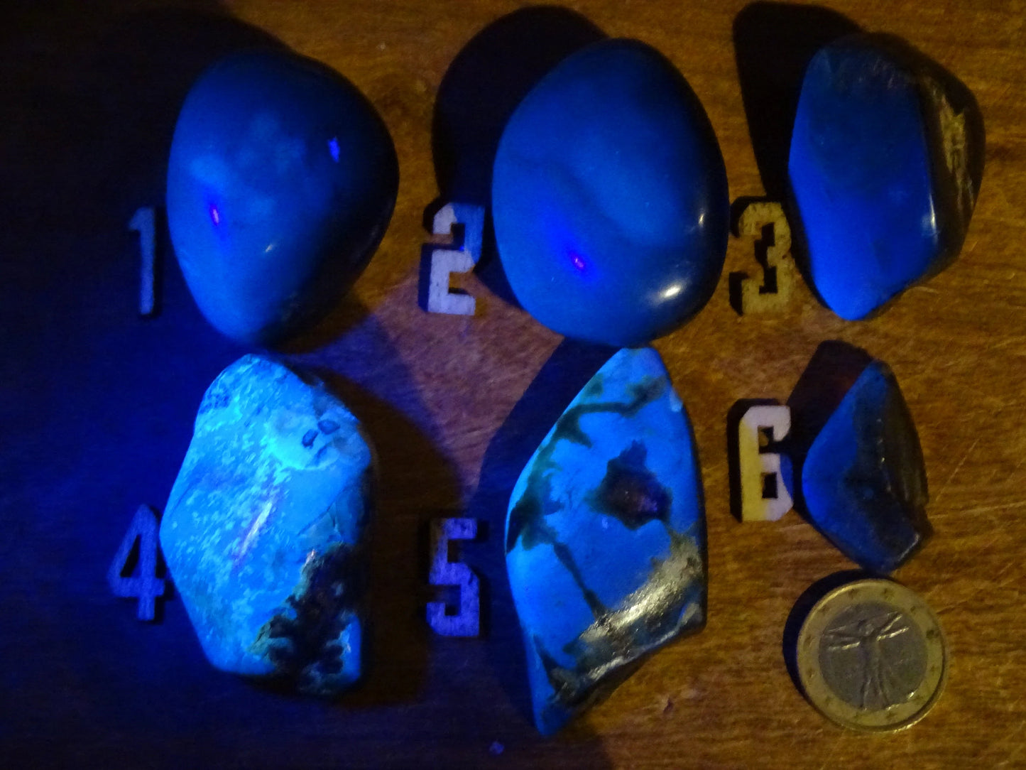 Ambre bleu de Sumatra, sélection de galets polis, couleur 'cerise/ ambre cognac'. Très belle qualité, en transparence vous verrez des reflets rouges ambrés incroyables et un bleu envoutant sous une lampe U.V. !