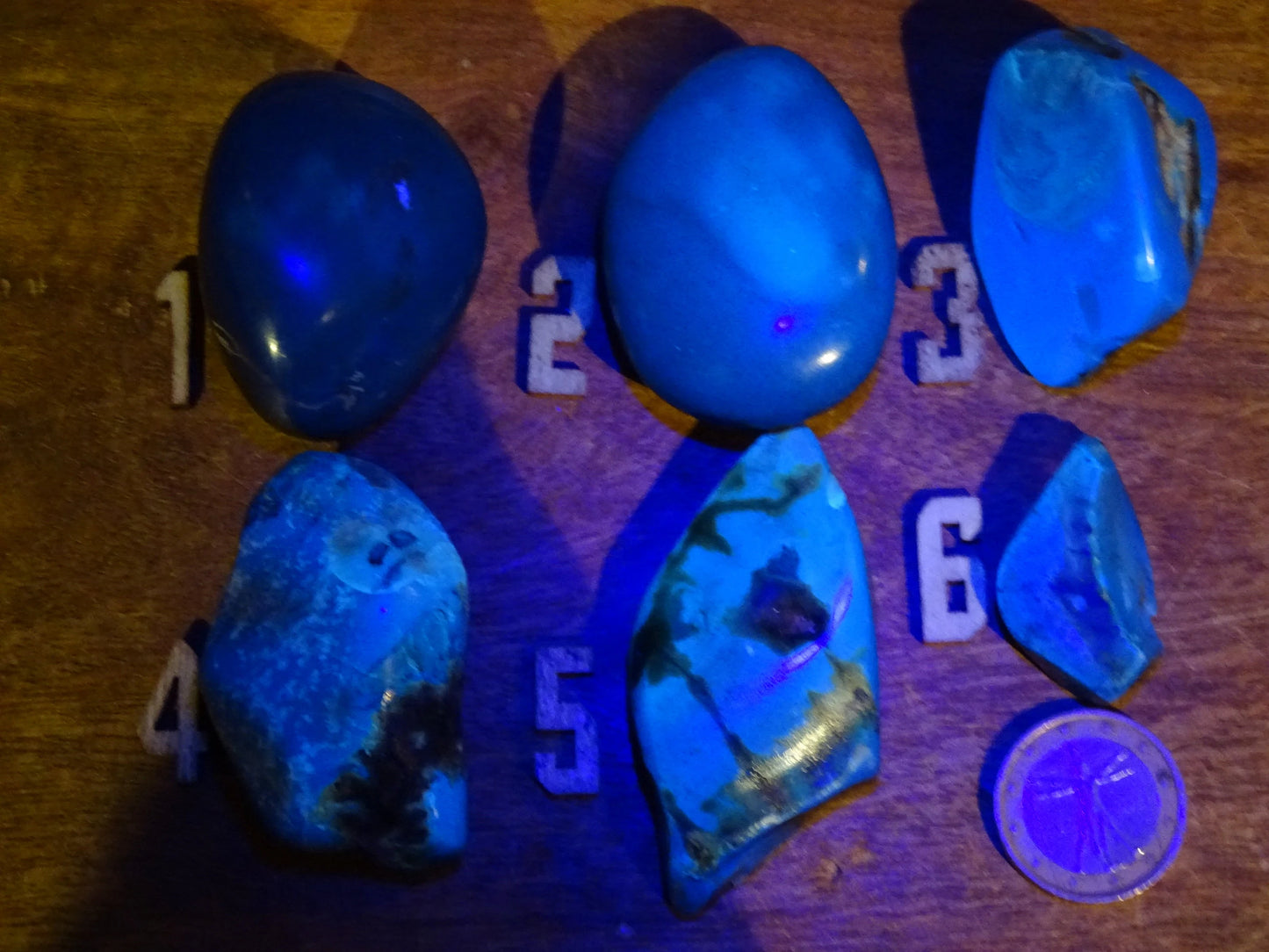 Ambre bleu de Sumatra, sélection de galets polis, couleur 'cerise/ ambre cognac'. Très belle qualité, en transparence vous verrez des reflets rouges ambrés incroyables et un bleu envoutant sous une lampe U.V. !