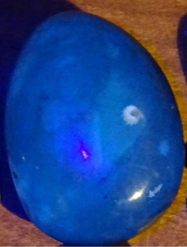 Ambre bleu, galet poli couleur 'cerise/ ambre cognac', 48 X 35 X 22 mm - 20,4 grammes. Très belle qualité 'Gemme', en transparence vous verrez des reflets rouges ambrés incroyables !