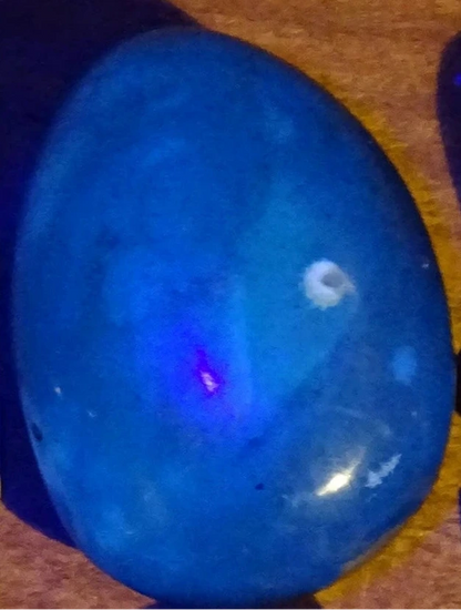 Ambre bleu, galet poli couleur 'cerise/ ambre cognac', 48 X 35 X 22 mm - 20,4 grammes. Très belle qualité 'Gemme', en transparence vous verrez des reflets rouges ambrés incroyables !