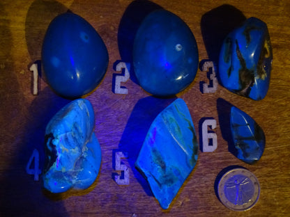 Ambre bleu de Sumatra, sélection de galets polis, couleur 'cerise/ ambre cognac'. Très belle qualité, en transparence vous verrez des reflets rouges ambrés incroyables et un bleu envoutant sous une lampe U.V. !