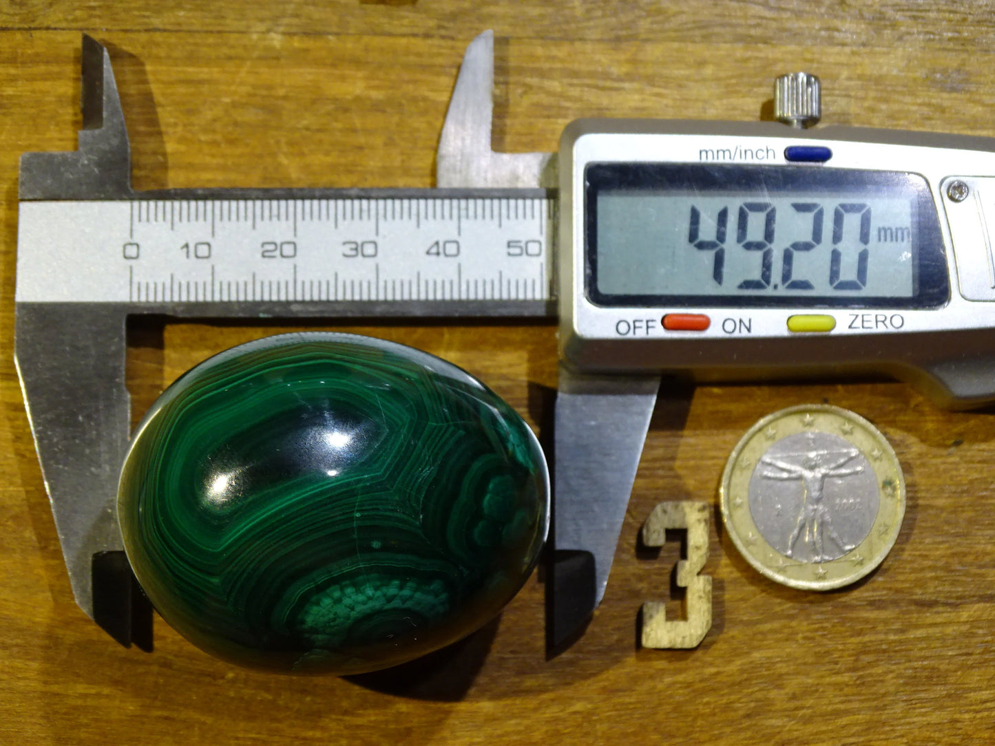 Sélection d'oeufs en malachite, de 57 à 177 grammes, de 35 à 50 millimètres de diamètre. Très belle qualité, parfait pour la lithothérapie, collection, exposition... !