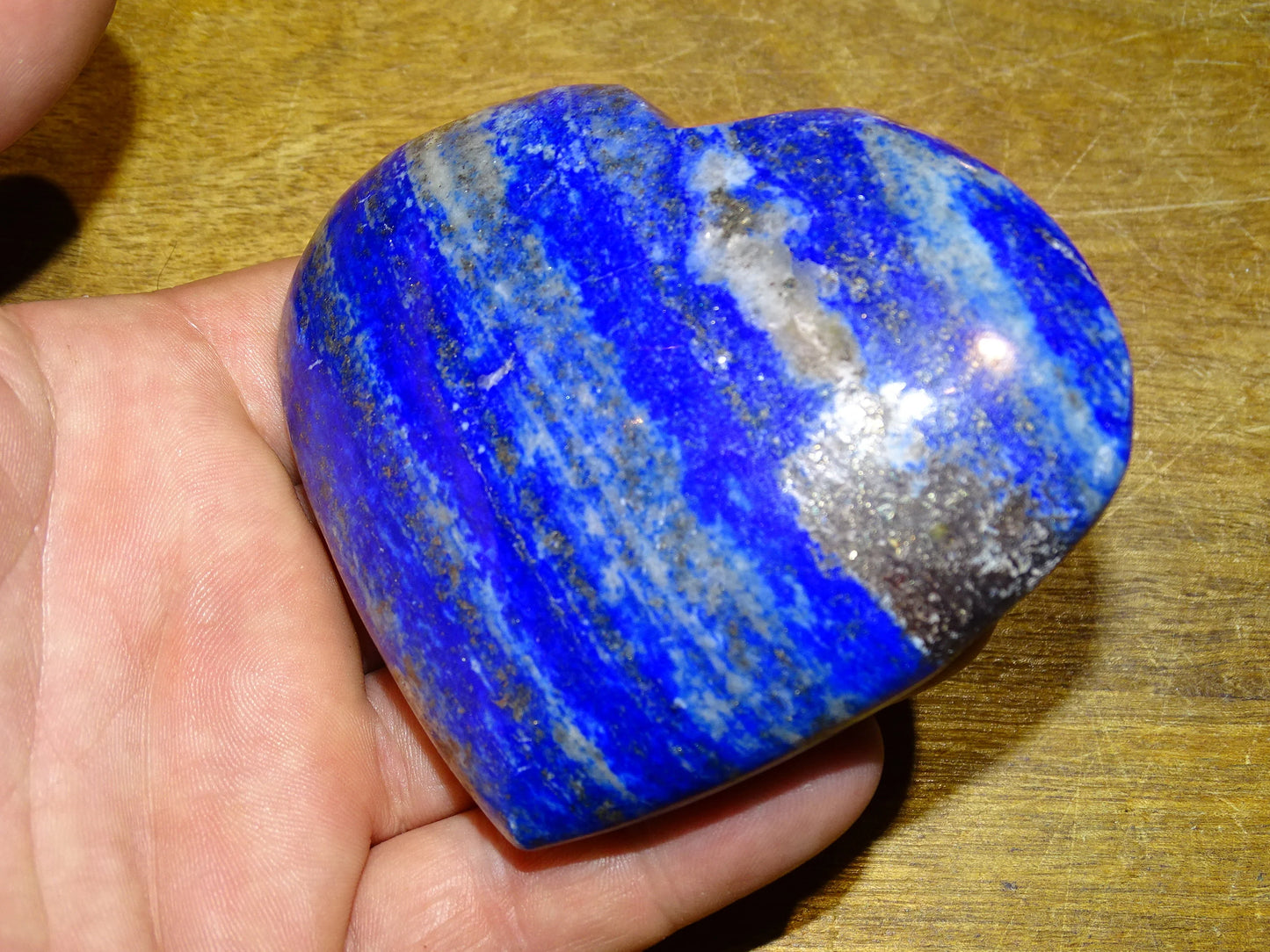 Coeur en lapis lazuli de taille L, 8,6 x 7,2 x 2,6 centimètres - 300gr. Belles finitions, des veines de pyrite dorée naturelles, le bleu des pharaons, magnifique pièce !