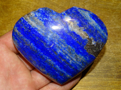 Coeur en lapis lazuli de taille L, 8,6 x 7,2 x 2,6 centimètres - 300gr. Belles finitions, des veines de pyrite dorée naturelles, le bleu des pharaons, magnifique pièce !
