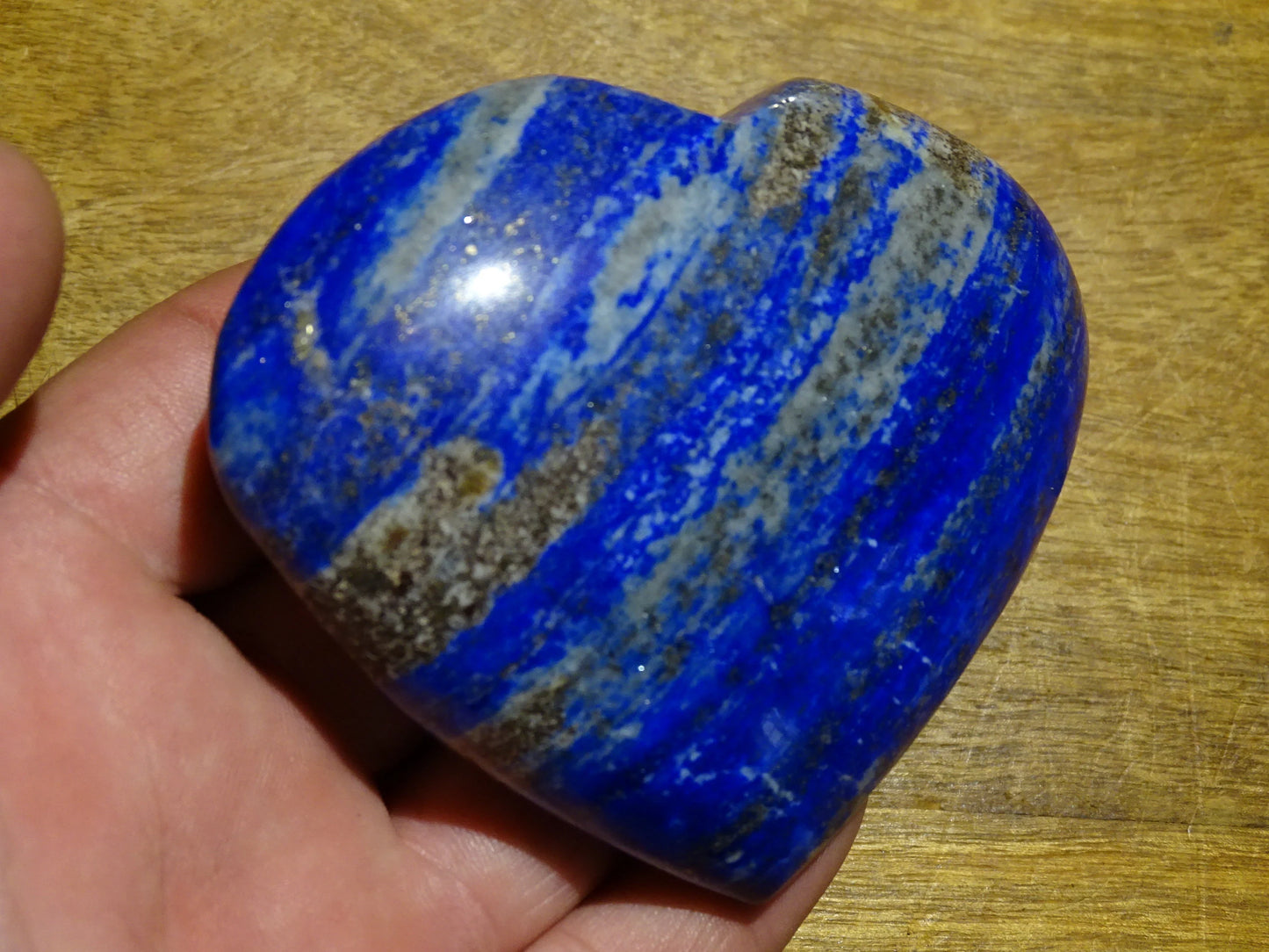 Coeur en lapis lazuli de taille L, 8,6 x 7,2 x 2,6 centimètres - 300gr. Belles finitions, des veines de pyrite dorée naturelles, le bleu des pharaons, magnifique pièce !