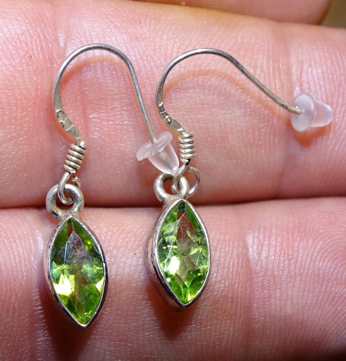 Boucles d'oreilles en Péridot, qualité A à AA. Vendu en finition Argent, une véritable paire de merveilles, parfait !