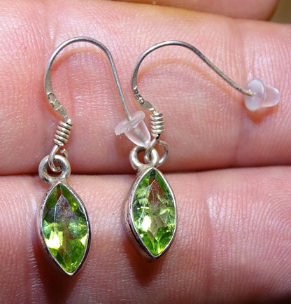 Boucles d'oreilles en Péridot, qualité A à AA. Vendu en finition Argent, une véritable paire de merveilles, parfait !